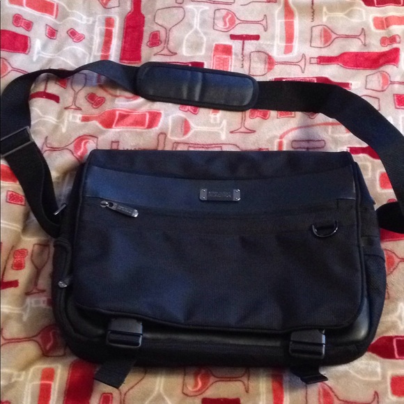 Kenneth Cole Reaction Other - NWOT Kenneth Cole Laptop Bag